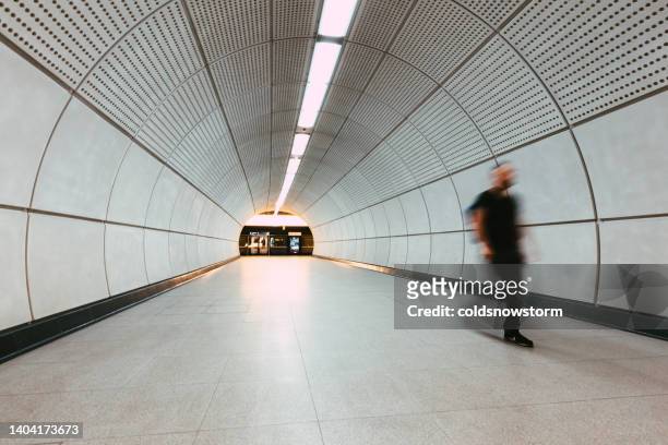 commuter and modern architecture on elizabeth line in london, uk - london underground 個照片及圖片檔