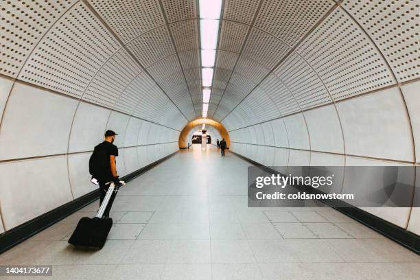 commuter and modern architecture on elizabeth line in london, uk - crossrail stockfoto's en -beelden
