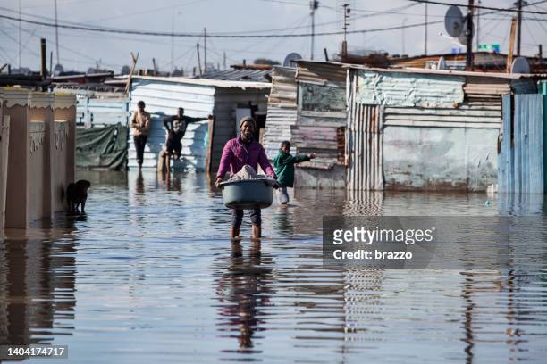 flooded shack homes - overstroming stockfoto's en -beelden