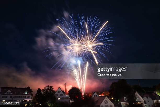 grandi fuochi d'artificio sulla città di herisau in svizzera durante la festa nazionale del 1 ° agosto. - firework foto e immagini stock