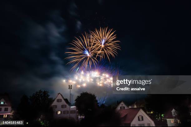 großes feuerwerk über der stadt herisau in der schweiz am nationalfeiertag 1. august. - national holiday stock-fotos und bilder