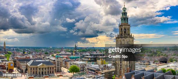 vista panorámica del horizonte de la ciudad de groninga con un cielo espectacular por encima - groningen fotografías e imágenes de stock