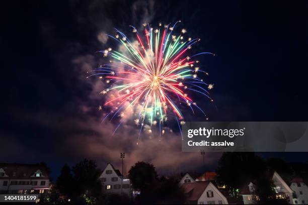 großes feuerwerk über der stadt herisau in der schweiz am nationalfeiertag 1. august. - nationalfeiertag stock-fotos und bilder