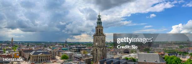 panoramablick auf die skyline der stadt groningen mit einem dramatischen himmel darüber - groningen city stock-fotos und bilder