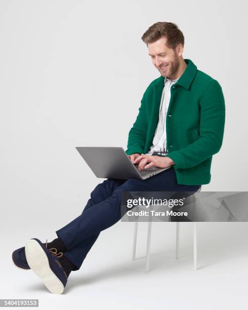 man looking at laptop - homme en pied fond blanc photos et images de collection