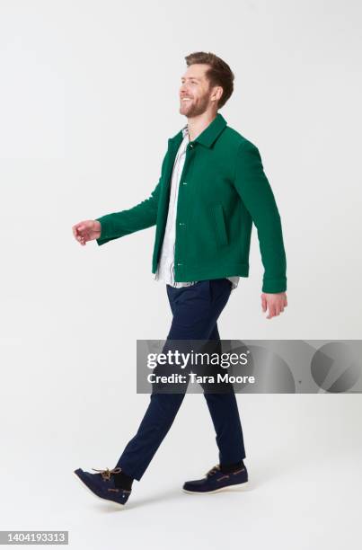 man walking - profilo vista laterale foto e immagini stock