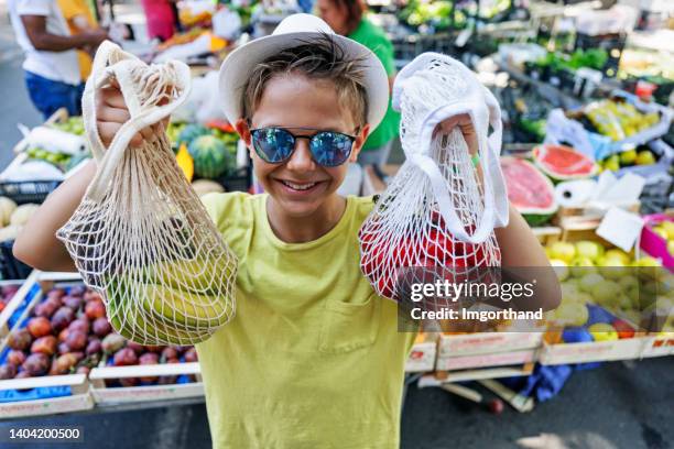 teenager kauft lebensmittel auf dem bauernmarkt - colorful vegetables summer stock-fotos und bilder