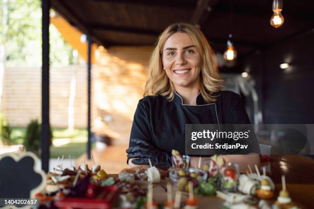 retrato de la chef caucásica, con canapé preparado - abastecedor fotografías e imágenes de stock
