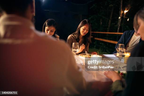 amici multirazziali femminili e maschili, cenando sul balcone del ristorante - japanese restaurant foto e immagini stock