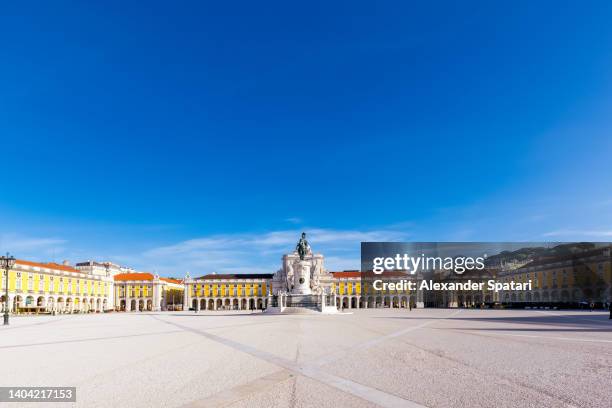 praca do comerco square in lisbon, portugal - plaza-del-comercio fotografías e imágenes de stock