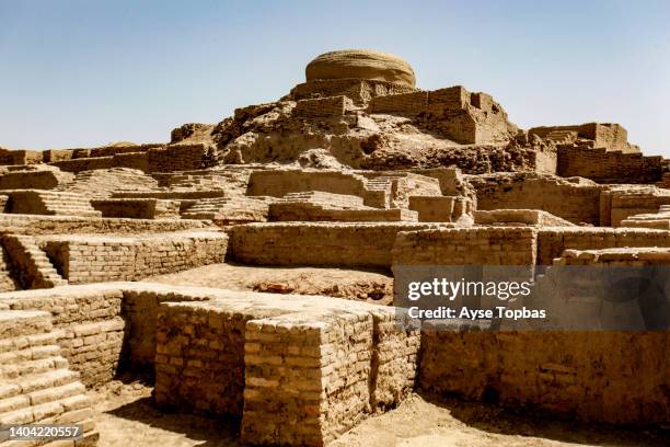 mohenjo daro, stupa, sindh, pakistan - mohenjo daro excavation photos et images de collection