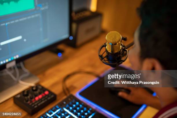 man speaking into a microphone in a recording studio - dj booth stockfoto's en -beelden