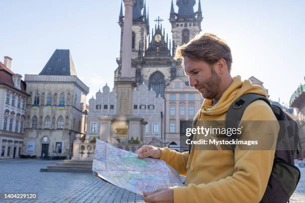 junger mann alleinreisender mit blick auf den stadtplan - altstädter ring stock-fotos und bilder