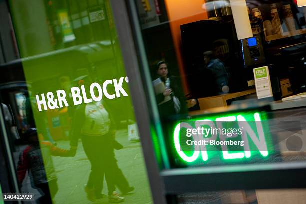 H R Block Services 15 Inside H R Block Inc S Flagship Office Stock Photos, High-Res ...