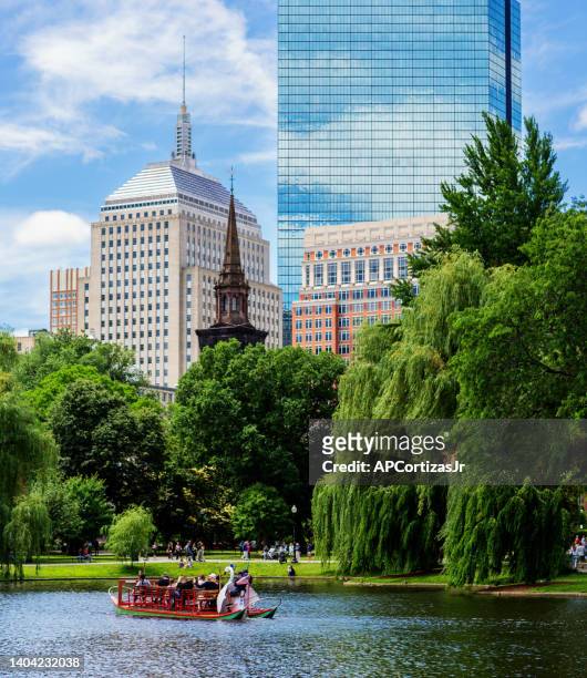 jardín público de boston - swan boat pond - back bay - boston massachusetts - jardín público de boston fotografías e imágenes de stock
