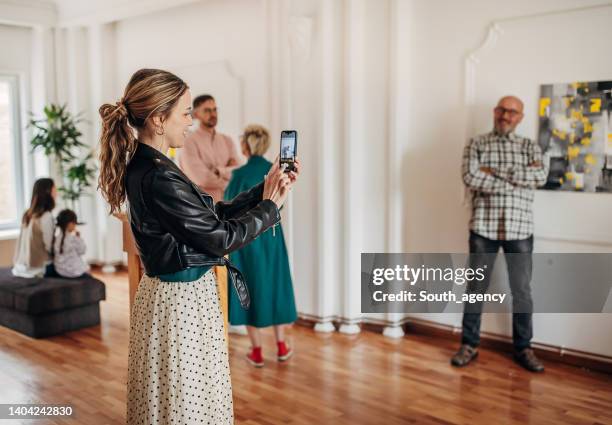 personas en la galería de arte - inauguración-de-galería fotografías e imágenes de stock