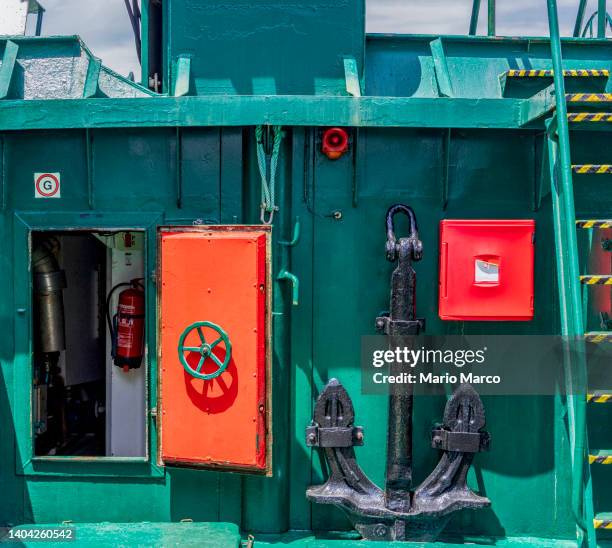 large anchor on a boat - shipping containers green red stock pictures, royalty-free photos & images