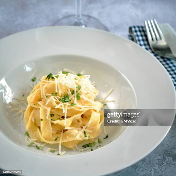 fettuccine pasta alfredo with parmesan - fettuccine bildbanksfoton och bilder