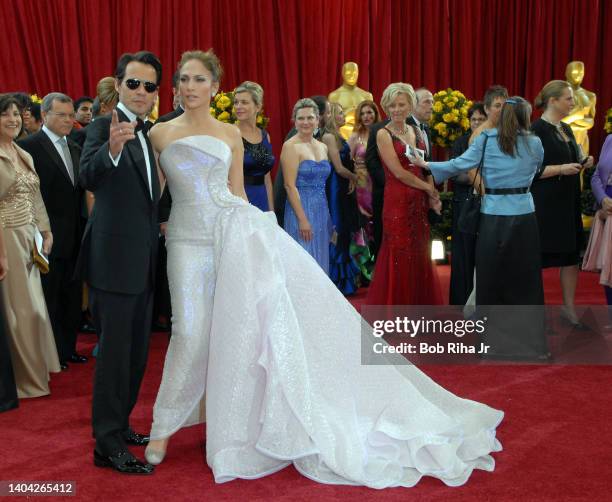 Jennifer Lopez and Marc Anthony arrive on the red carpet at the 82nd annual Academy Awards, March 7, 2010 in Los Angeles, California.