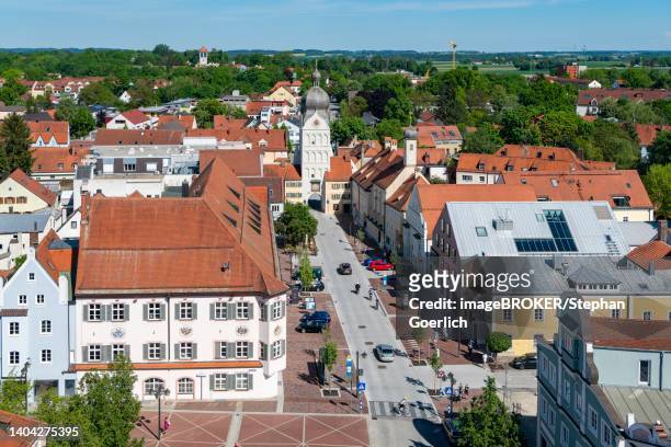 view from the city tower to the schrannenplatz with the town hall of erding (l.) and the schoenen turm at the end of landshuter strasse in erding, bavaria, germany - castellers imagens e fotografias de stock