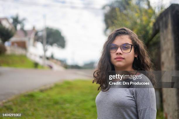 ritratto di giovane ragazza che indossa gli occhiali da vista - real people foto e immagini stock