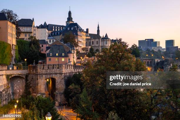 sunrise, grund, city walls, luxembourg city, luxembourg - luxembourg benelux photos et images de collection