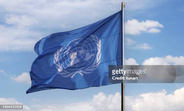 drapeau des nations unies à rome, italie - drapeau des nations unies photos et images de collection