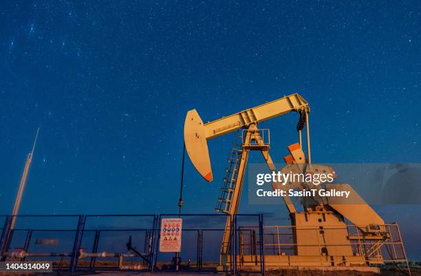 Service Rigs Night 1,795 Industrial Rig Lights Stock Photos, High-Res Pictures, and Images ...