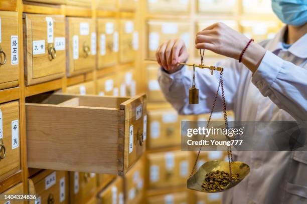 armoire pour stocker des herbes en pharmacie - médecine chinoise par les plantes photos et images de collection