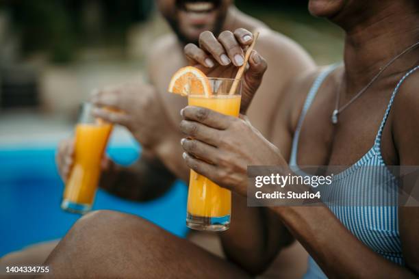 vacation coktails for us - poolside glamour stock pictures, royalty-free photos & images