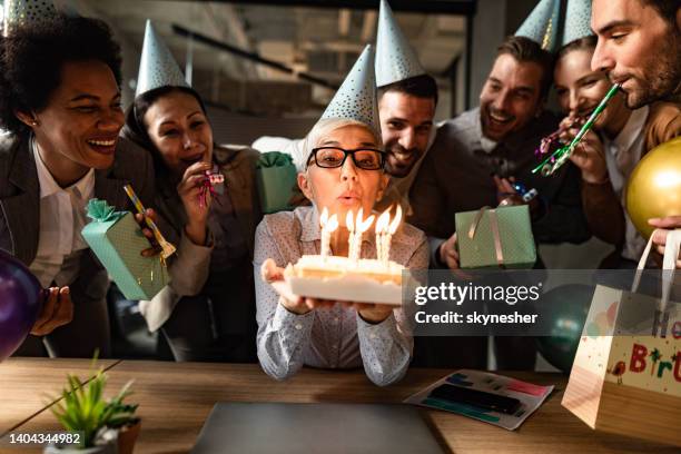 machen sie einen wunsch und blasen sie ihre geburtstagskerzen! - geburtstag stock-fotos und bilder