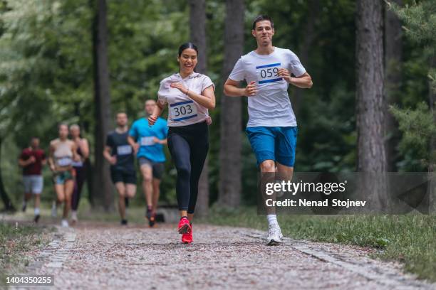 grupo de corredores en un país de raza cruzada - cross country running fotografías e imágenes de stock