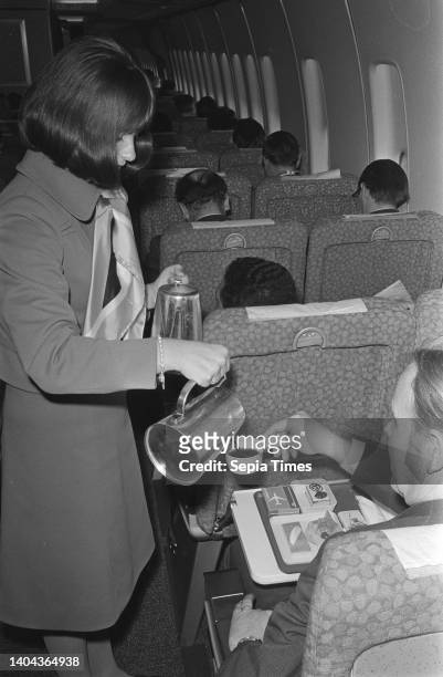 Flight with Boeing 747 to Rome from Schiphol; interior; flight attendant pours coffee, February 27 flight attendants, aircraft, The Netherlands, 20th...