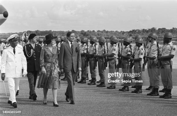 Preparation for independence in Suriname; arrival of Beatrix and Claus in Suriname; inspection of honor guard and Governor Ferrier, November 24...
