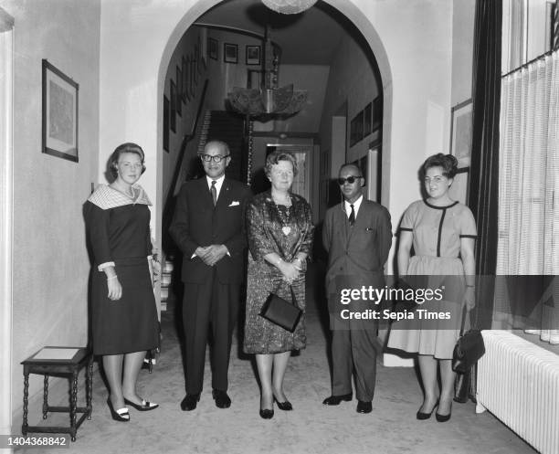 Queen Juliana receives at Soestdijk Palace the Prime Minister of Trinidad, Eric Williams, and the Prime Minister of Suriname From left to right...