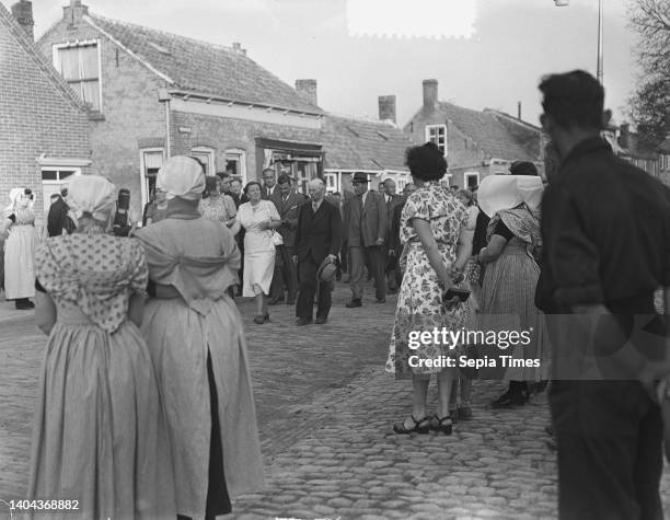 Queen Juliana on a visit to the village of Kruiningen, which was severely affected by the flood. Next to the Queen, Deputy Mayor Polderman, August 10...