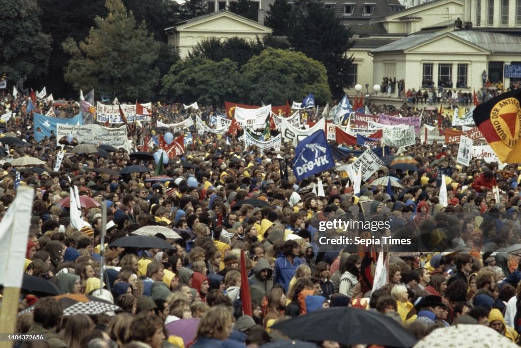 Mass peace demonstration in Bonn against the modernization of nuclear weapons in Western Europe, October 10, 1981, KERNWAPENS, demonstrations, The Netherlands, 20th century press agency photo, news to remember, documentary, historic photography 1945-1990,