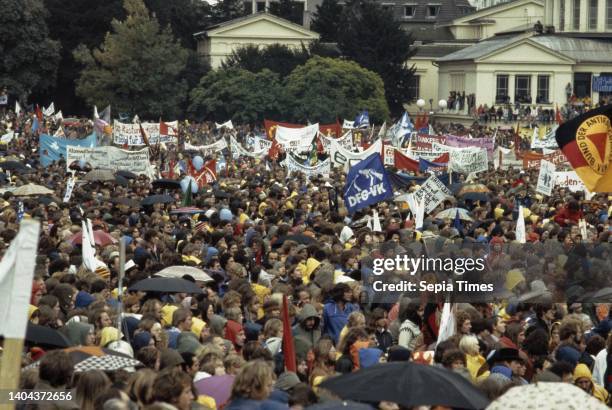 Mass peace demonstration in Bonn against the modernization of nuclear weapons in Western Europe, October 10 KERNWAPENS, demonstrations, The...