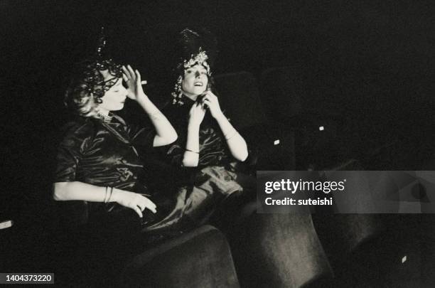 dos novias disfrutan del programa nocturno. - burlesco fotografías e imágenes de stock