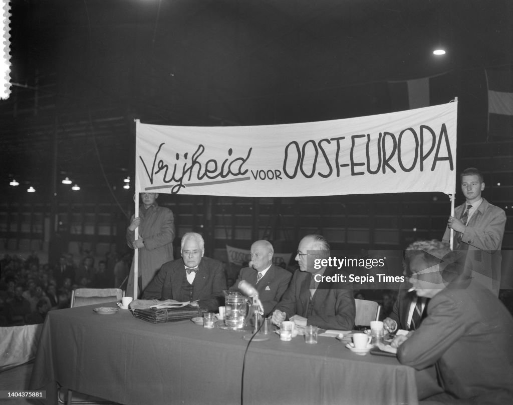 Demonstrative meeting for Hungary in Riviera Hal Rotterdam. Fltr. Prof. Oud , Gerbrandy and Mayor Van Walsum of Rotterdam at the chairman's table, under the banner Freedom for Eastern Europe, November 5, 1956, meetings, mayors, demonstrations, politicians