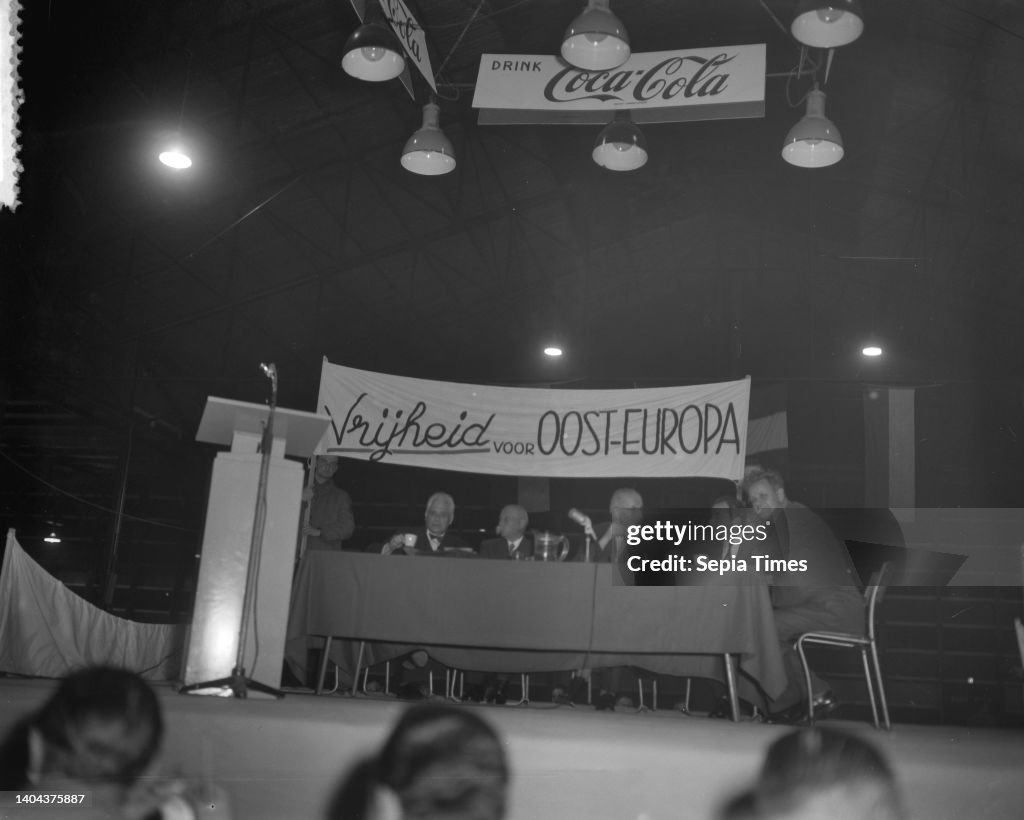 Demonstrative meeting for Hungary in Riviera Hall Rotterdam. Fltr. Prof. Oud , Gerbrandy and Mayor Van Walsum of Rotterdam at the chairman's table, under the banner Freedom for Eastern Europe, November 5, 1956, meetings, mayors, demonstrations, politician