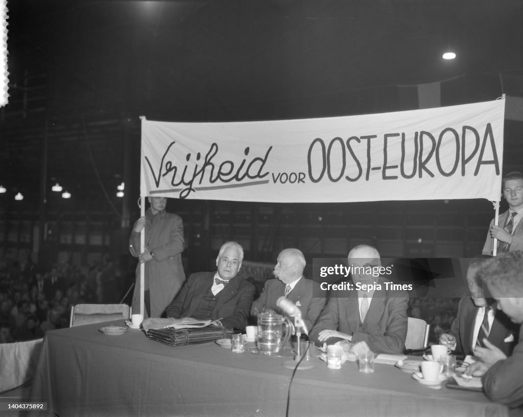 Demonstrative meeting for Hungary in Riviera Hall Rotterdam. Fltr. prof. Oud , Gerbrandy and mayor Van Walsum of Rotterdam at the chairman's table, under the banner Freedom for Eastern Europe, November 5, 1956, meetings, mayors, demonstrations, politician