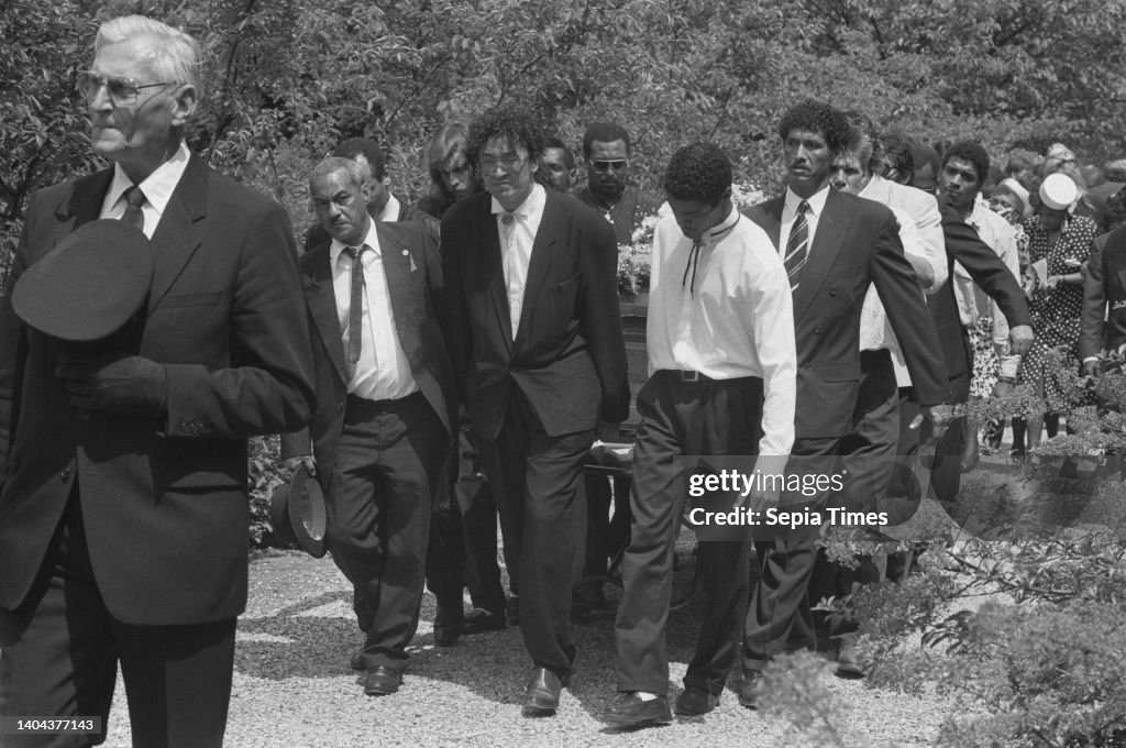 The funeral at Zorgvlied of Jerry Haatrecht (killed in the SLM airplane crash in Suriname), June 16, 1989, cemeteries, funerals, airplane crashes, The Netherlands, 20th century press agency photo, news to remember, documentary, historic photography 1945-1