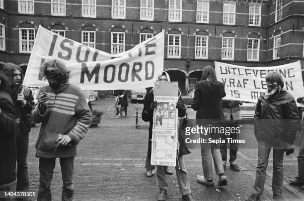 Demonstration Red Resistance Front in Binnenhof against extradition of RAF-members to West Germany , ended in scuffle with police, January 26 POLICE,...