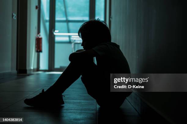 sad boy - boy floor stockfoto's en -beelden