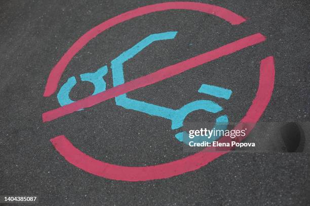 stop scooter sign at the asphalt city road - veicolo elettrico automobile con biodiesel foto e immagini stock