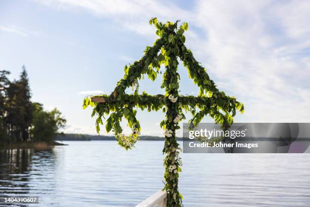 midsummer maypole by lake - maypole stock-fotos und bilder