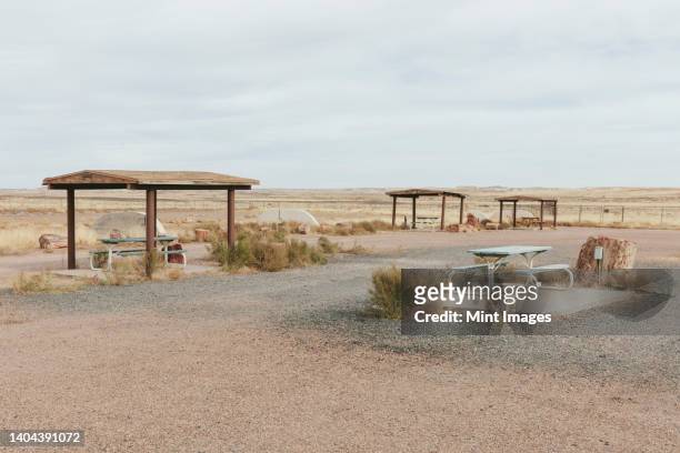 rest stop and picnic area in vast desert - rest area stockfoto's en -beelden