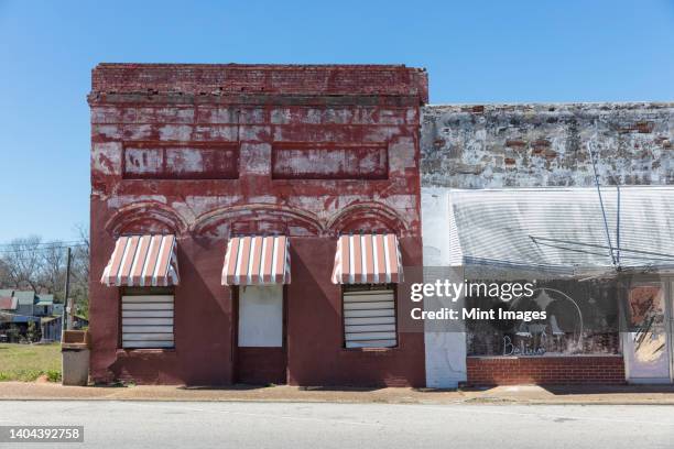 abandoned storefronts and buildings with awnings in place, along a main street - going out of business stock pictures, royalty-free photos & images