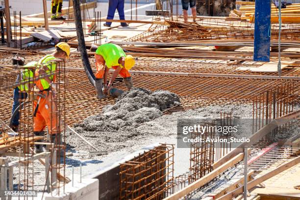 betonguss auf der baustelle. - baustelle stock-fotos und bilder